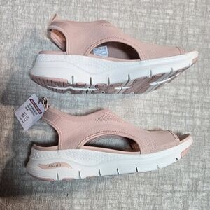 NWT Blush Sketchers Arch Fit Sandals Size 10